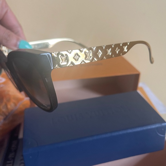Louis Vuitton Sunglasses - Picture 3 of 4